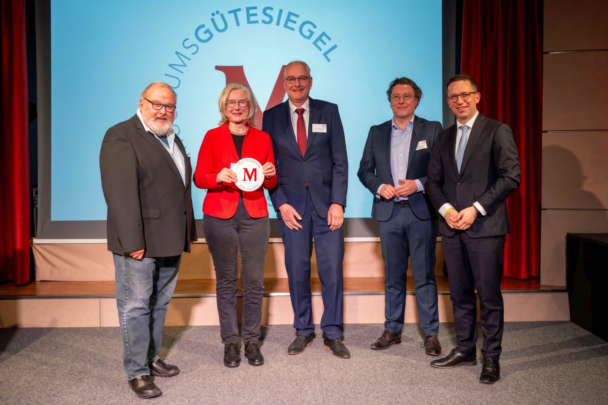 Prof. Dr. Rolf Wiese (MVNB, Erika Fischer, Dr. Frank Woesthoff (beide Joachim-Ringelnatz-Stiftung), Dr. Johannes Janssen (Nds. Sparkassenstiftung), Minister Falko Mohrs. Foto: Ulrich Pucknat